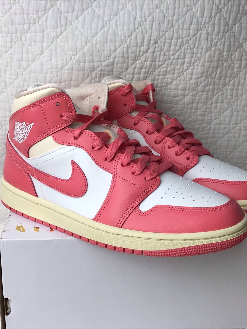 Nike Air Jordan 1 MID Shoes Women’s SZ 9.5 Sail Pink Salt Guava Ice BQ6472-109 - Picture 9 of 13